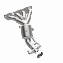 Cargar imagen en el visor de la galería, MagnaFlow OEM Grade 12-17 Toyota Prius C Federal / EPA Compliant Manifold Catalytic Converter