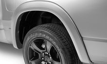 Cargar imagen en el visor de la galería, Bushwacker 20-22 Ram 1500 (Excl. Rebel/TRX) OE estilo bengalas 4 piezas - Billet plateado metálico