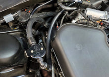 Cargar imagen en el visor de la galería, J&amp;L 11-23 3.6L V6 Dodge Charger/Challenger/Chrysler 300C Oil Separator 3.0 - Black Anodized