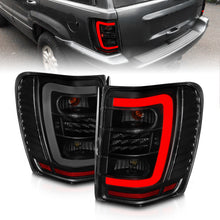 Cargar imagen en el visor de la galería, ANZO 1999-2004 Jeep Grand Cherokee luces traseras LED con barra de luz, carcasa negra, lente ahumada
