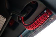 Cargar imagen en el visor de la galería, Fishbone Offroad 07-18 Wrangler JK A Pillar Sound Bar Asas de agarre de Paracord rojo