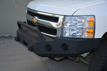 Cargar imagen en el visor de la galería, Parachoques delantero DV8 Offroad 07-13 Chevrolet Silverado 1500 - Recubrimiento en polvo negro