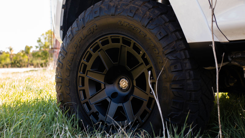ICON Compass 17x8.5 6x135 6mm Offset 5in BS Rueda negra satinada