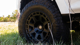 ICON Compass 17x8.5 6x135 6mm Offset 5in BS Rueda negra satinada