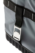Cargar imagen en el visor de la galería, Bolsa térmica ARB de carbón con detalles rojos, 15 pulgadas de largo x 11 pulgadas de ancho x 9 pulgadas de alto, capacidad para 22 latas