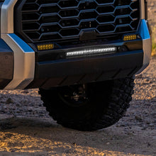 Cargar imagen en el visor de la galería, Rigid Industries 2022+ Toyota Tundra Kit de luces antiniebla amarillas selectivas serie SR de 6 pulgadas