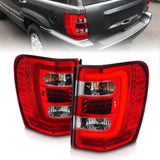ANZO 1999-2004 Jeep Grand Cherokee luces traseras LED con barra de luz, carcasa cromada, lente roja/transparente