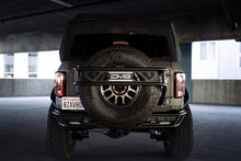 Cargar imagen en el visor de la galería, DV8 Offroad 21-23 Ford Bronco Protector de llanta de repuesto y soporte para accesorios