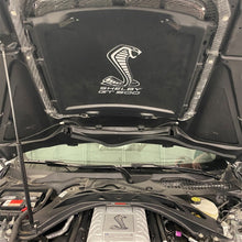 Cargar imagen en el visor de la galería, Ford Racing 2020 Ford Performance Shelby GT500 Gráfico para gorro de lluvia debajo del capó