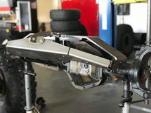 Load image into Gallery viewer, F-250/F-350 Super Duty Dana 60 Axle Truss and Steering Mount 05-Present Motobilt
