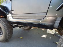 Cargar imagen en el visor de la galería, Suzuki Samurai Defiant Armor Rocker Mount Rock Sliders With Formed Step Low Range Off Road