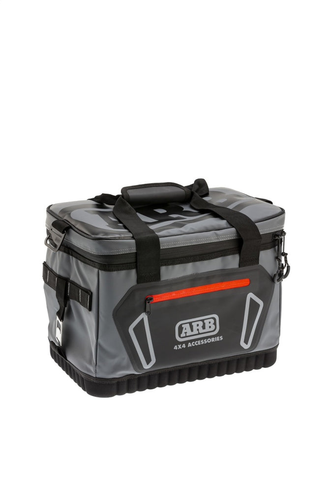 Bolsa térmica ARB de carbón con detalles rojos, 15 pulgadas de largo x 11 pulgadas de ancho x 9 pulgadas de alto, capacidad para 22 latas
