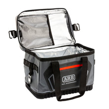 Cargar imagen en el visor de la galería, Bolsa térmica ARB de carbón con detalles rojos, 15 pulgadas de largo x 11 pulgadas de ancho x 9 pulgadas de alto, capacidad para 22 latas