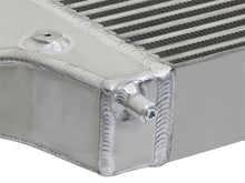 Cargar imagen en el visor de la galería, Intercooler aFe BladeRunner con tubos negros 16-17 Nissan Titan XD V8 5.0L (td)