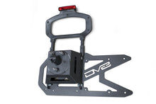 Cargar imagen en el visor de la galería, DV8 Offroad 2018+ Jeep Wrangler JL Portador de neumáticos montado en el portón trasero