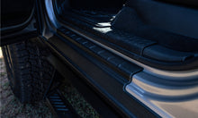 Cargar imagen en el visor de la galería, Bushwacker 99-06 Chevy Silverado 1500 Crew Cab Trail Armor Panel basculante y cubierta de placa de umbral, color negro