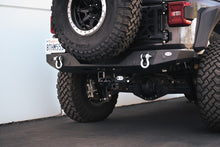 Cargar imagen en el visor de la galería, DV8 Offroad 07-21 Jeep Wrangler (JK/JL) Enganche atornillable con luces