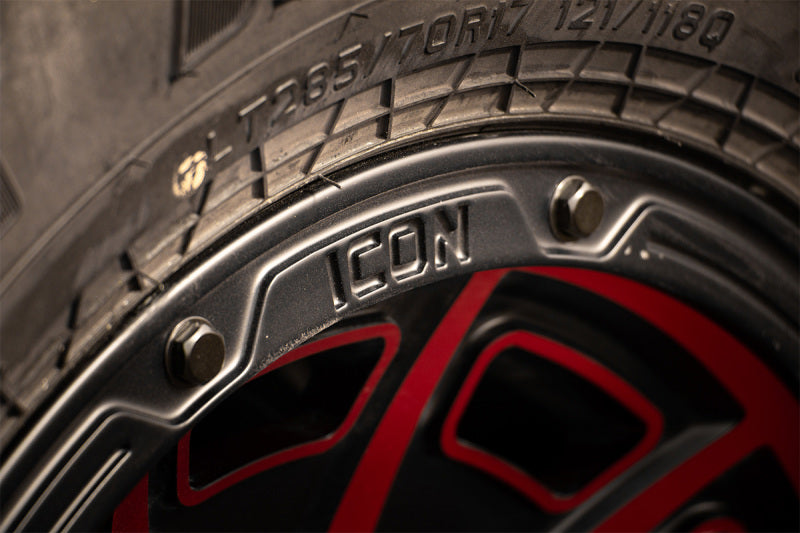 ICON Victory 17x8.5 6x135 0.236 in Offset 5 pulgadas BS negro satinado con rueda de tinte rojo