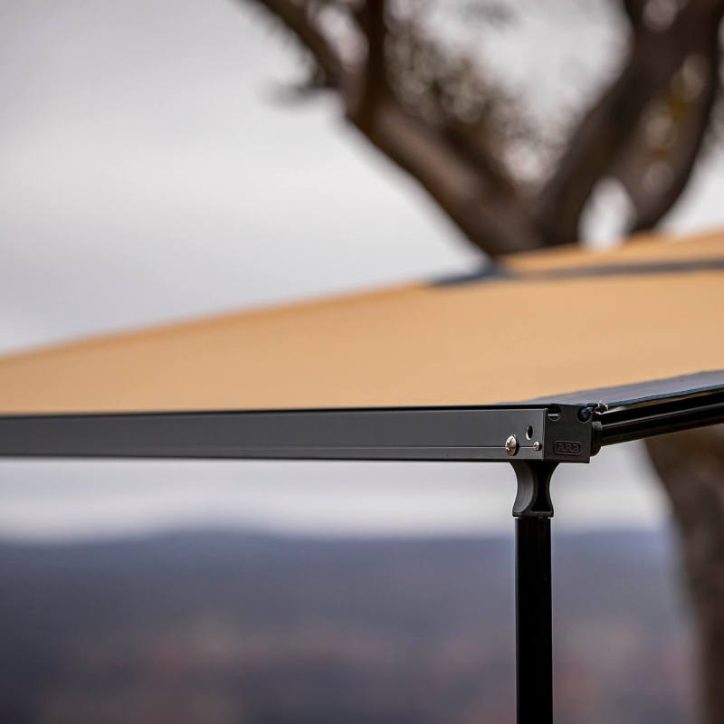 Toldo de aluminio ARB, marco negro, 8.2 pies x 8.2 pies, instalado con tira de luz LED