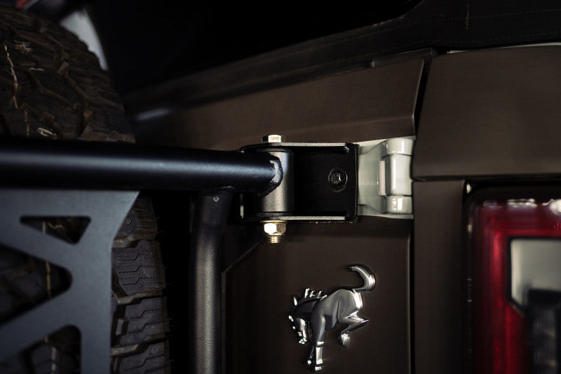 DV8 Offroad 21-23 Ford Bronco Protector de llanta de repuesto y soporte para accesorios