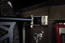 Cargar imagen en el visor de la galería, DV8 Offroad 21-23 Ford Bronco Protector de llanta de repuesto y soporte para accesorios