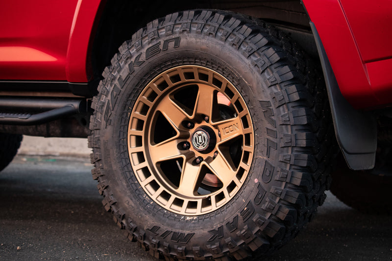 ICON Raider 17x8.5 6x135 6mm Offset 5in BS Rueda de latón satinado