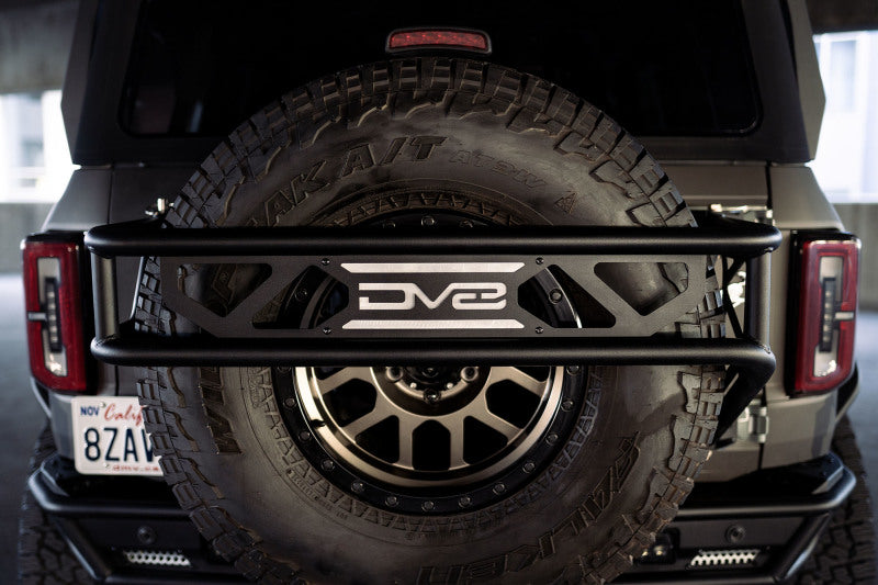 DV8 Offroad 21-23 Ford Bronco Protector de llanta de repuesto y soporte para accesorios