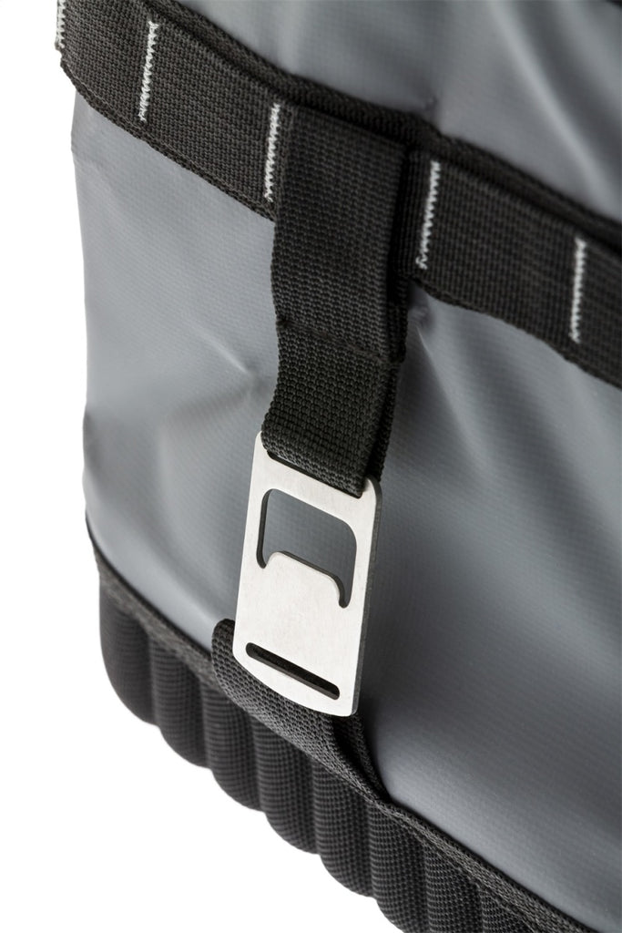 Bolsa térmica ARB de carbón con detalles rojos, 15 pulgadas de largo x 11 pulgadas de ancho x 9 pulgadas de alto, capacidad para 22 latas