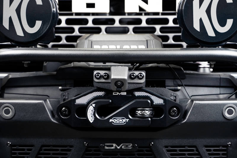 Soporte de reubicación de cámara frontal DV8 Offroad 21-23 Ford Bronco