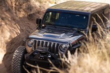 Cargar imagen en el visor de la galería, DV8 Offroad 18-22 Jeep Gladiator JT Soporte de barra de luz de capó
