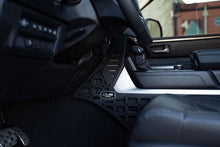 Cargar imagen en el visor de la galería, DV8 Offroad 22-23 Toyota Tundra Consola central Paneles Molle/Montaje de dispositivo