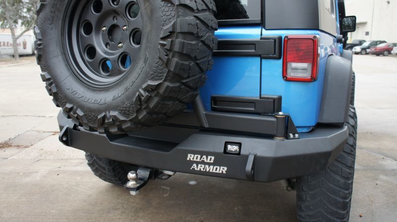 Road Armor 07-17 Jeep Wrangler JK Stealth Parachoques trasero sin cabrestante con soporte para neumáticos - Tex Blk