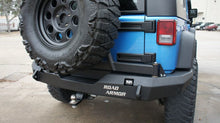 Cargar imagen en el visor de la galería, Road Armor 07-17 Jeep Wrangler JK Stealth Parachoques trasero sin cabrestante con soporte para neumáticos - Tex Blk