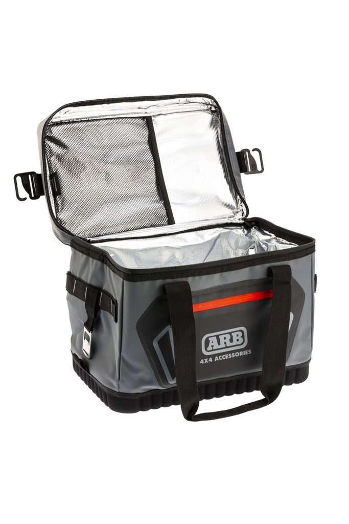 Bolsa térmica ARB de carbón con detalles rojos, 15 pulgadas de largo x 11 pulgadas de ancho x 9 pulgadas de alto, capacidad para 22 latas