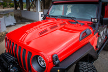 Cargar imagen en el visor de la galería, Capó de dispersión de calor DV8 Offroad 18+ Jeep JL - Imprimación negra