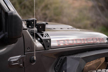 Cargar imagen en el visor de la galería, DV8 Offroad 18-22 Jeep Gladiator JT Soporte de barra de luz de capó