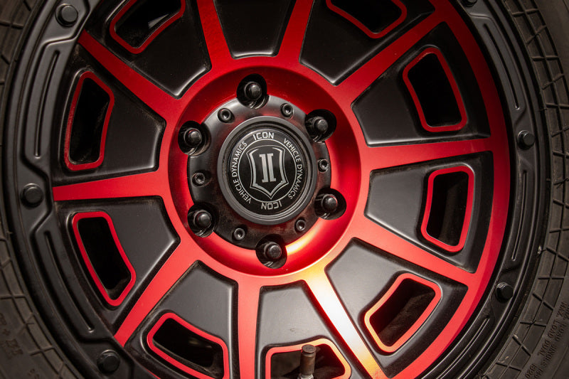 ICON Victory 17x8.5 6x135 0.236 in Offset 5 pulgadas BS negro satinado con rueda de tinte rojo