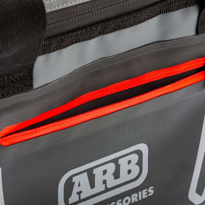 Bolsa térmica ARB de carbón con detalles rojos, 15 pulgadas de largo x 11 pulgadas de ancho x 9 pulgadas de alto, capacidad para 22 latas