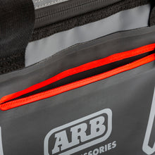 Cargar imagen en el visor de la galería, Bolsa térmica ARB de carbón con detalles rojos, 15 pulgadas de largo x 11 pulgadas de ancho x 9 pulgadas de alto, capacidad para 22 latas