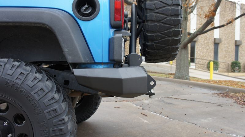 Road Armor 07-17 Jeep Wrangler JK Stealth Parachoques trasero sin cabrestante con soporte para neumáticos - Tex Blk