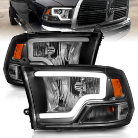 ANZO 2009-2018 Dodge Ram 1500 Faros delanteros de cristal con barra de luz, carcasa negra