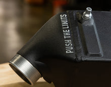 Cargar imagen en el visor de la galería, Kit de intercooler Mishimoto 12-16 BMW F10 M5 (negro arrugado)