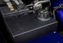 Cargar imagen en el visor de la galería, Mishimoto 01-07 Chevy/GMC 6.6L Duramax Degas Tank - Black