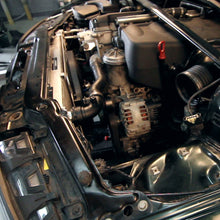 Cargar imagen en el visor de la galería, Mishimoto 01-06 BMW M3 E46 3.2L Kit de cubierta de ventilador de aluminio sin controlador