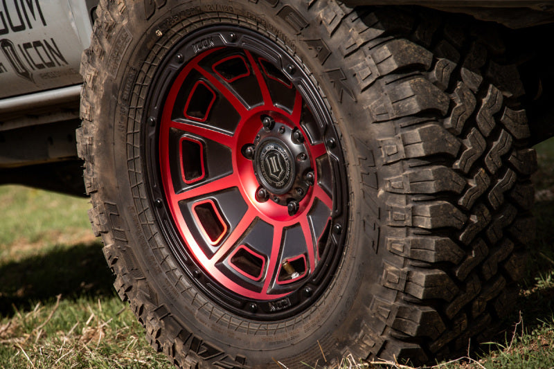 ICON Victory 17x8.5 6x135 0.236 in Offset 5 pulgadas BS negro satinado con rueda de tinte rojo