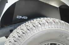 Cargar imagen en el visor de la galería, Guardabarros interior trasero de aluminio DV8 Offroad 07-18 Jeep Wrangler JK - Negro