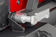 Cargar imagen en el visor de la galería, jk-rear-tire-carrier-handle-install.jpg