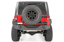 Cargar imagen en el visor de la galería, jk-rear-tire-carrier-install1.jpg